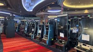 Tampilan studio Monopoly Live di jituseratus dengan papan permainan fisik dan roda berputar yang dioperasikan dealer profesional